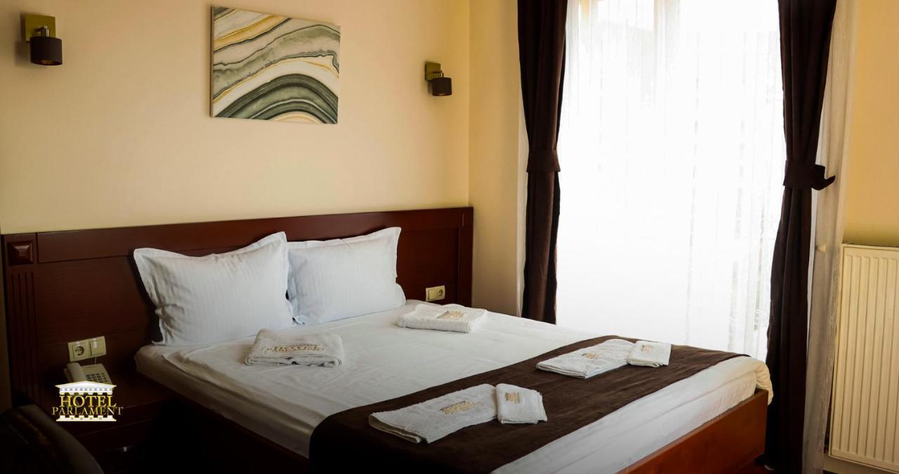 Hotel Parlament Prishtinë Ngoại thất bức ảnh
