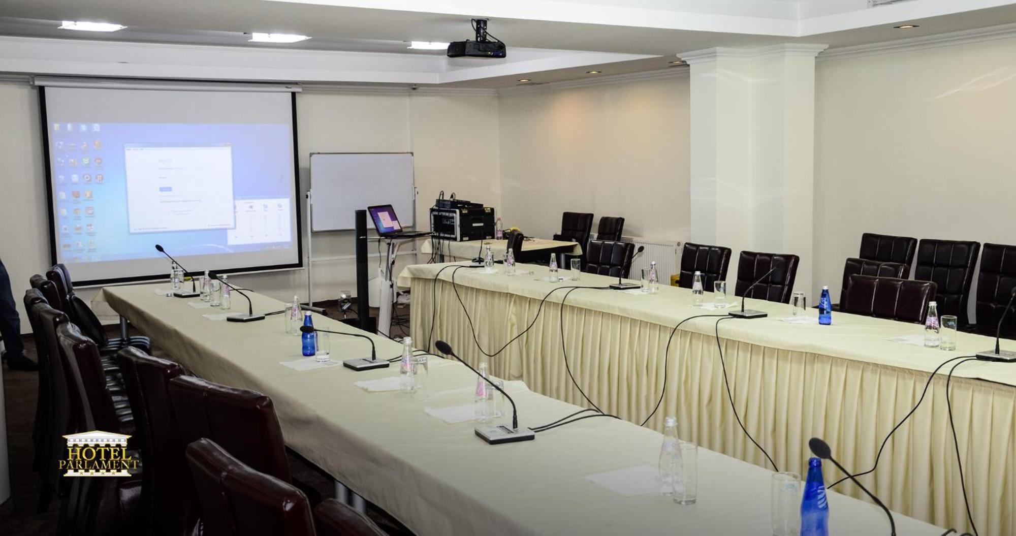 Hotel Parlament Prishtinë Ngoại thất bức ảnh