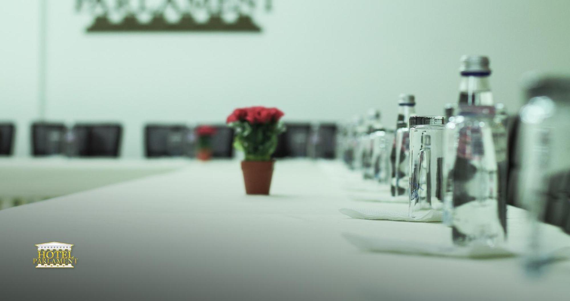 Hotel Parlament Prishtinë Ngoại thất bức ảnh