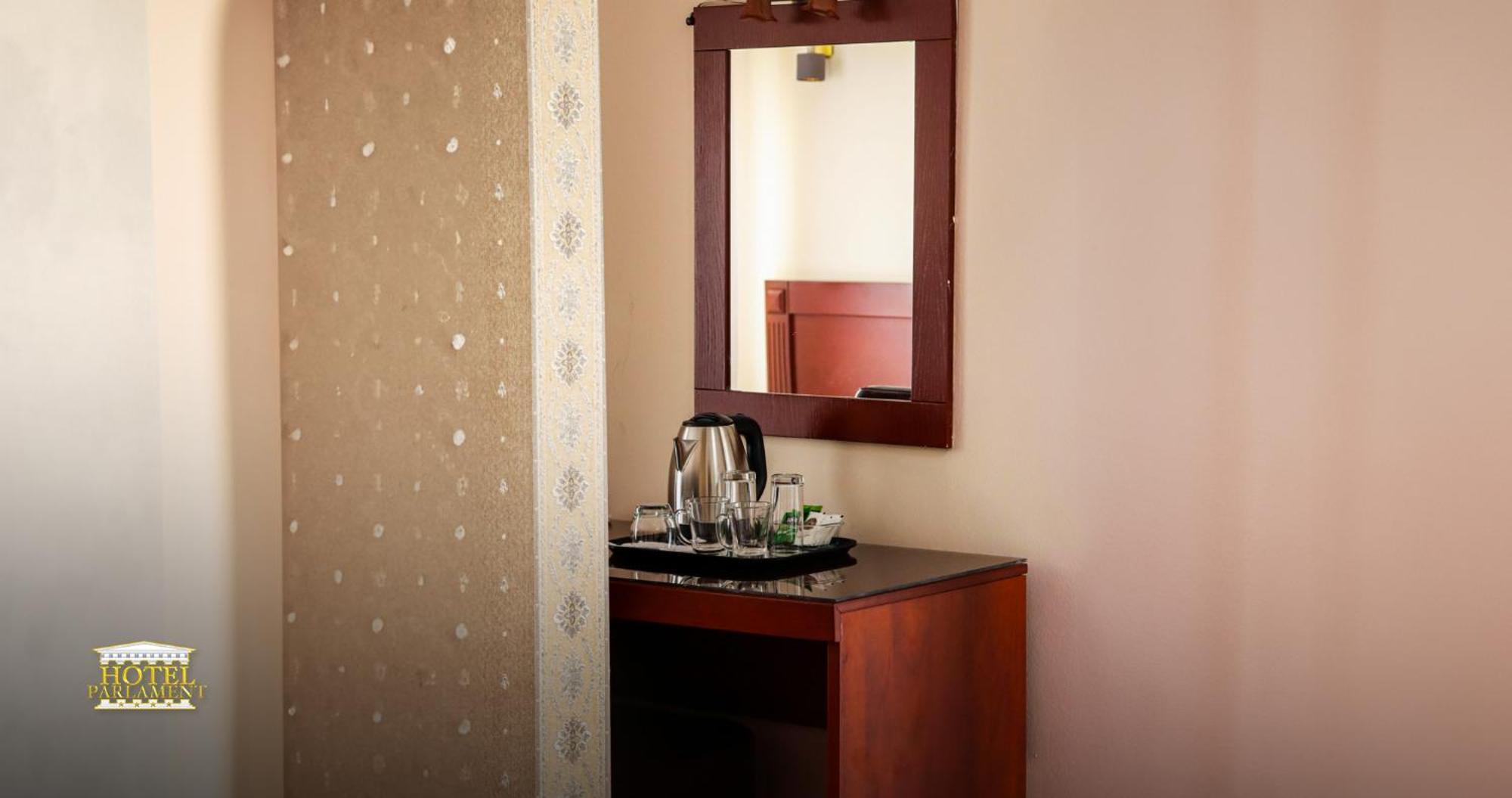 Hotel Parlament Prishtinë Ngoại thất bức ảnh
