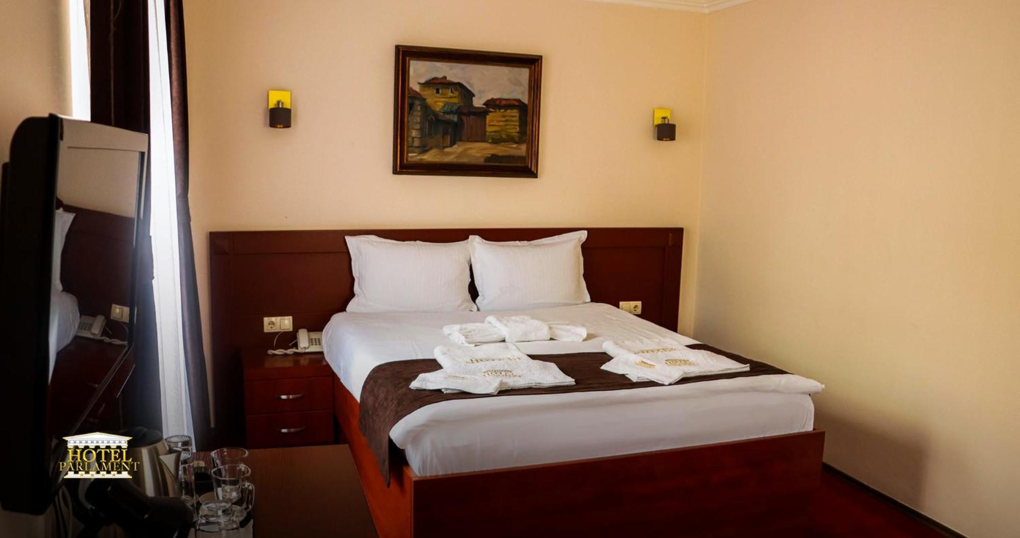 Hotel Parlament Prishtinë Ngoại thất bức ảnh