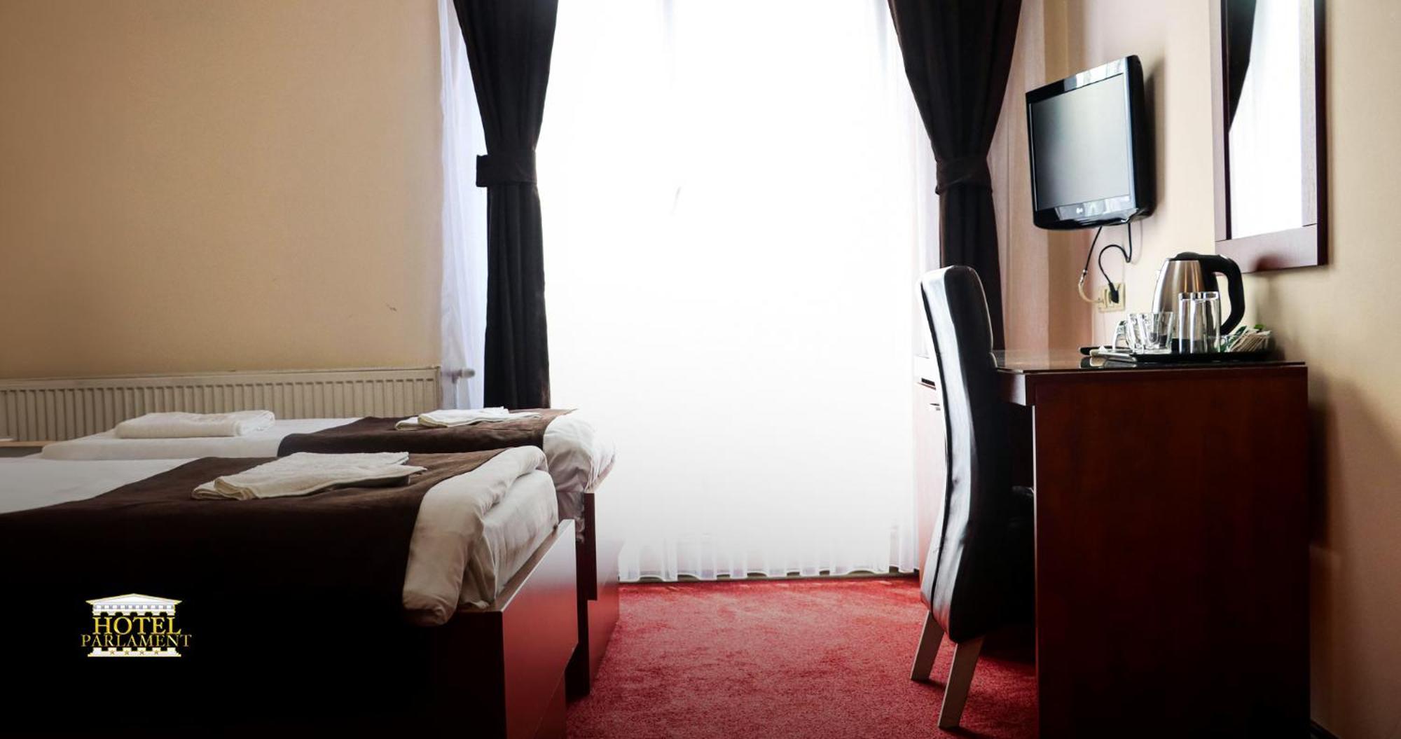 Hotel Parlament Prishtinë Ngoại thất bức ảnh