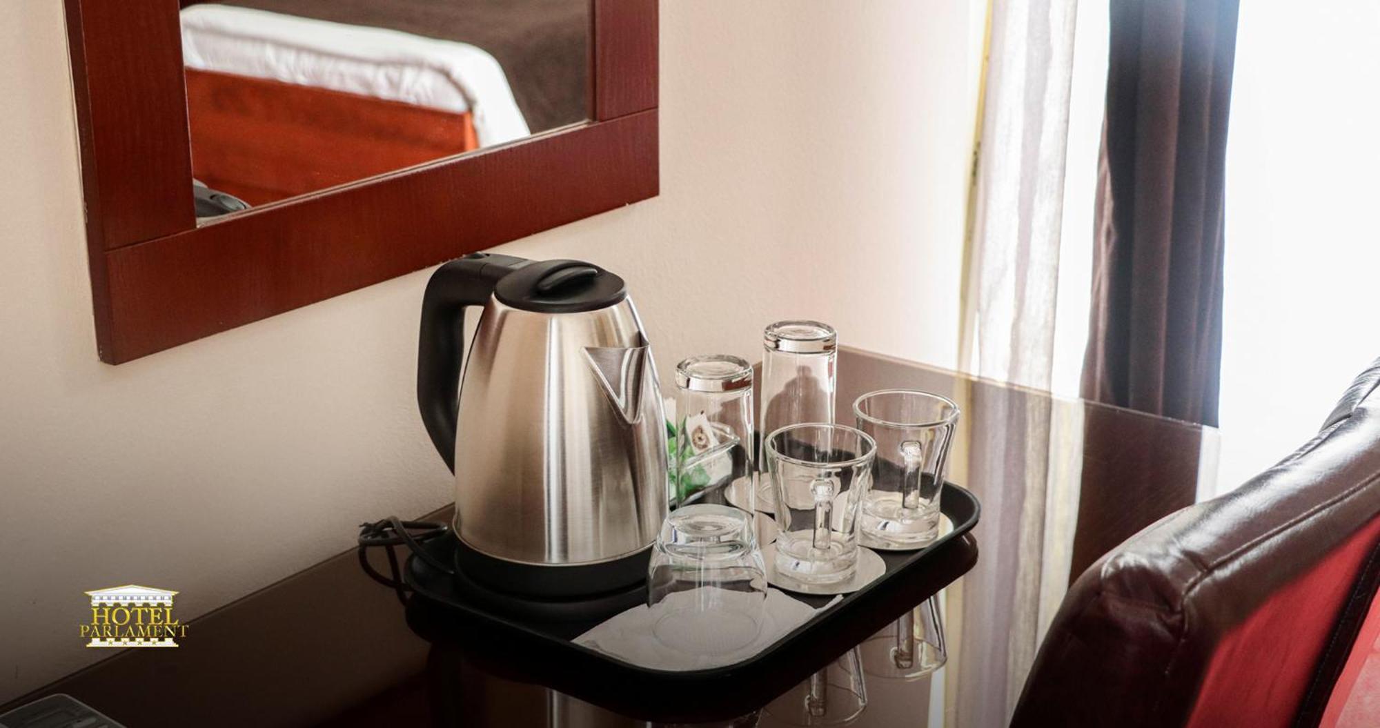 Hotel Parlament Prishtinë Ngoại thất bức ảnh