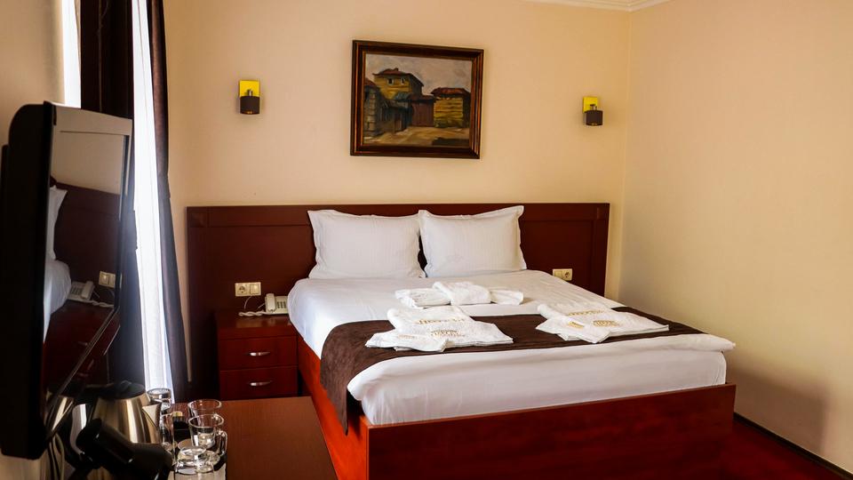 Hotel Parlament Prishtinë Ngoại thất bức ảnh