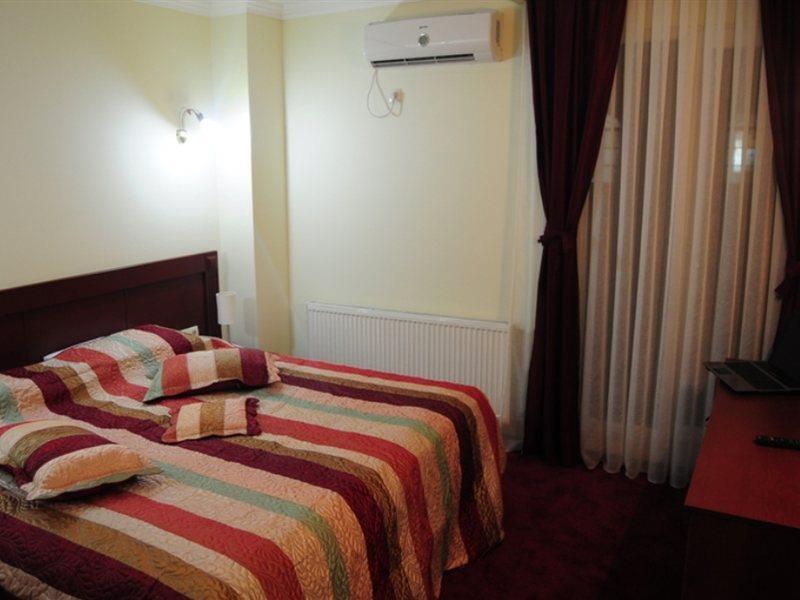 Hotel Parlament Prishtinë Phòng bức ảnh