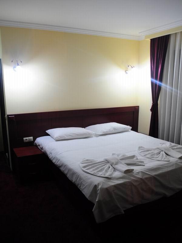 Hotel Parlament Prishtinë Ngoại thất bức ảnh
